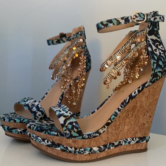 Cork wedged heels with gold dangling details - Picture 2 of 2